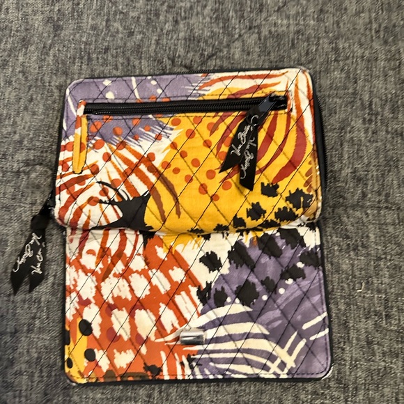 Very Bradley RFID turnlock wallet in Painted Feathers - Picture 3 of 3